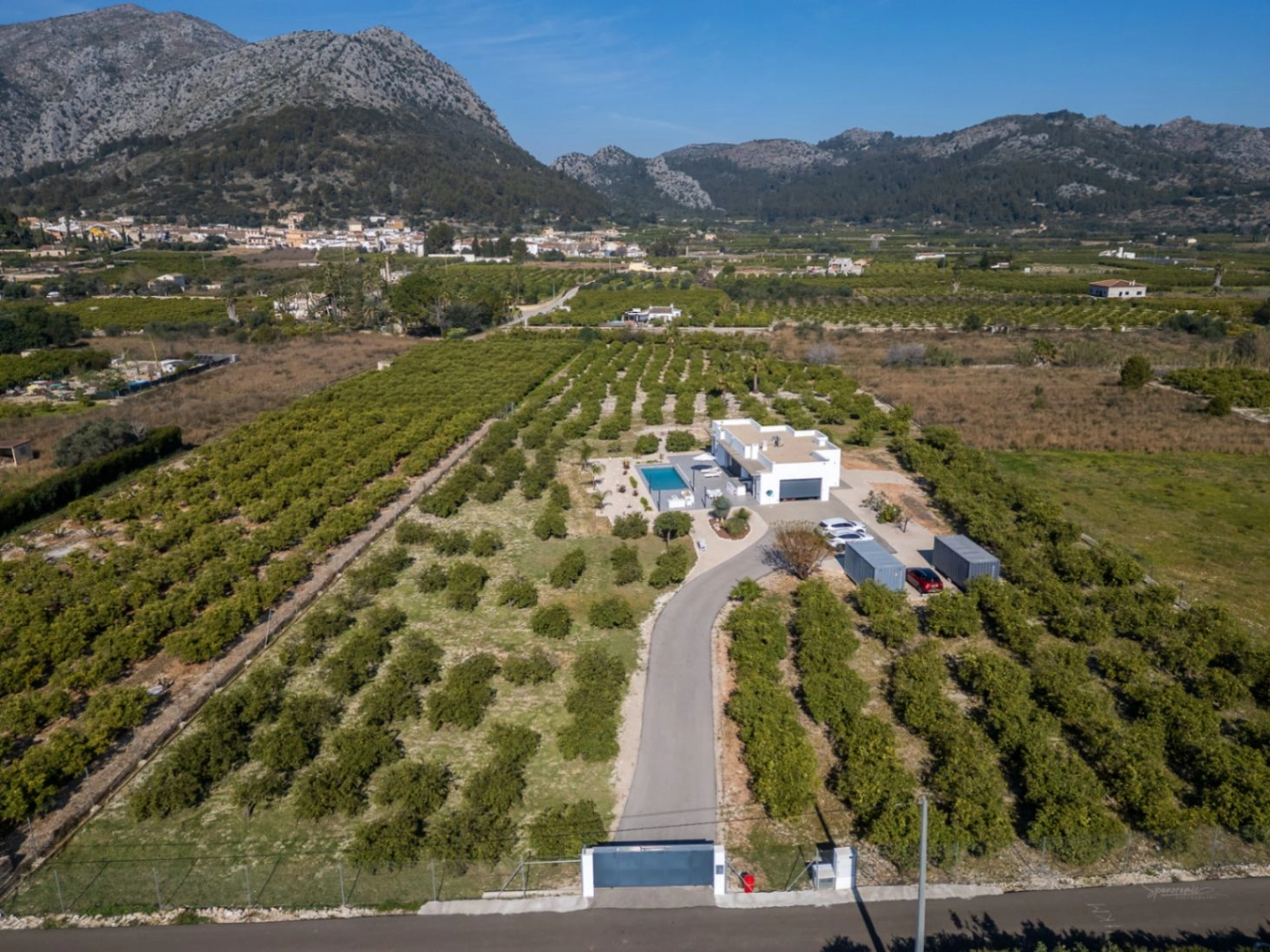 Villa de lujo contemporánea con privacidad absoluta y vistas al valle en un entorno natural excepcional