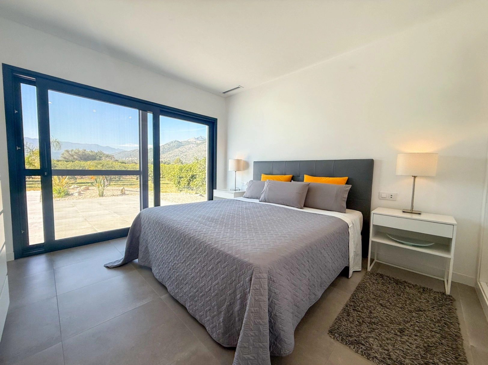 Villa de lujo contemporánea con privacidad absoluta y vistas al valle en un entorno natural excepcional