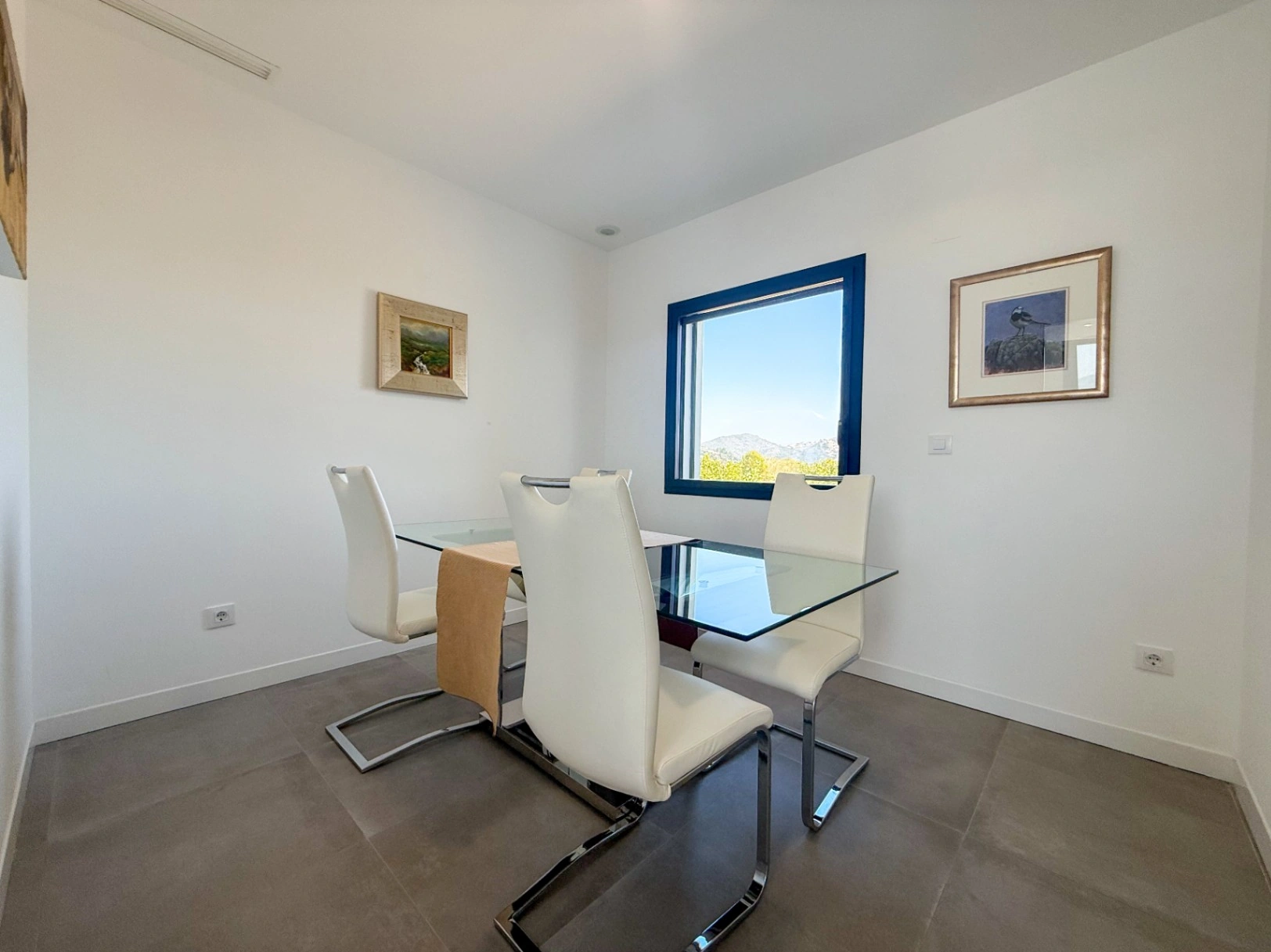 Villa de lujo contemporánea con privacidad absoluta y vistas al valle en un entorno natural excepcional