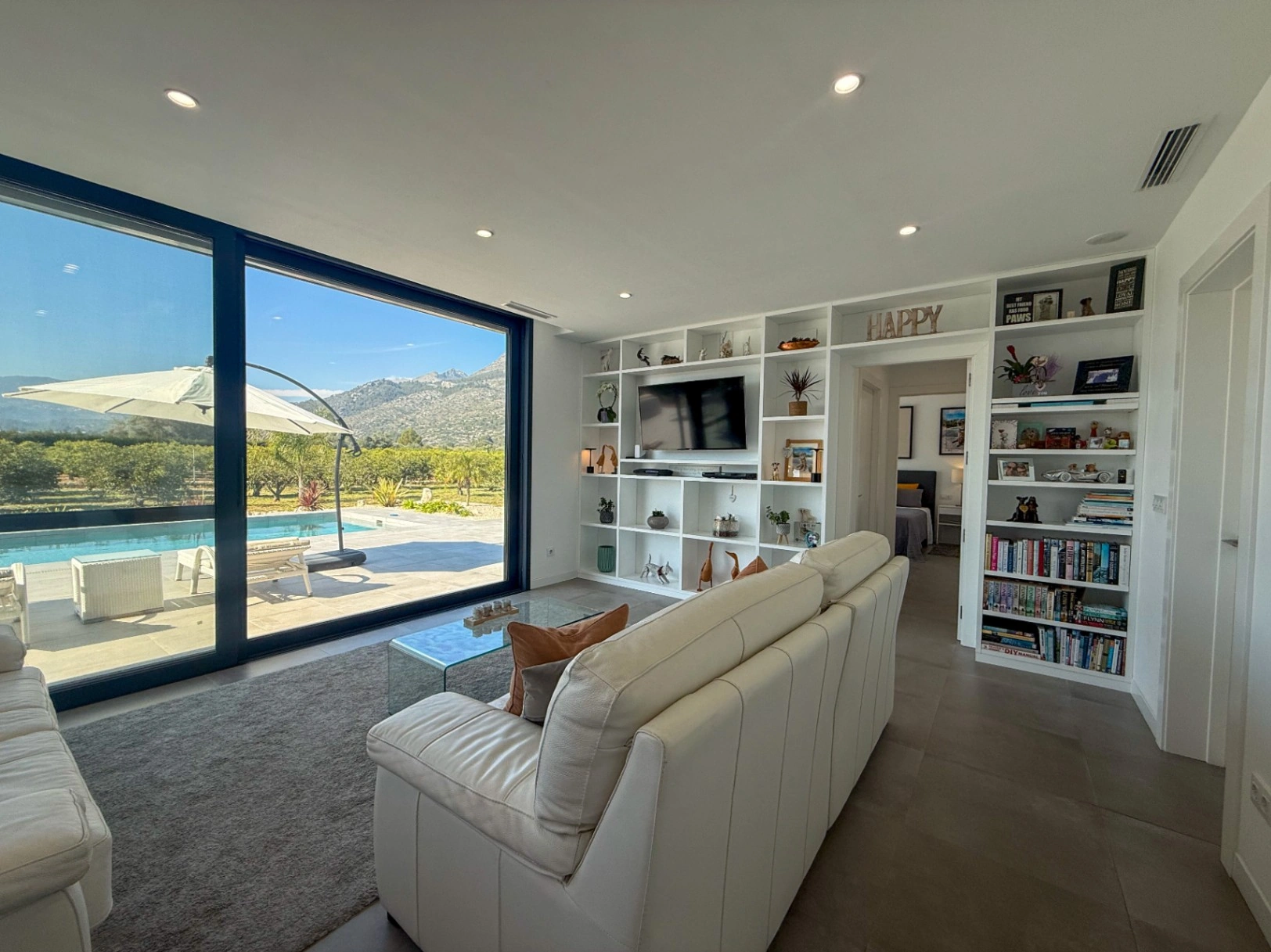 Villa de lujo contemporánea con privacidad absoluta y vistas al valle en un entorno natural excepcional