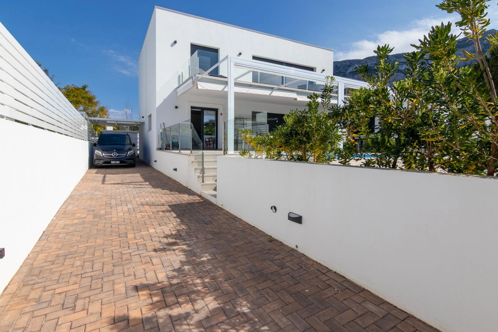 Villa moderna con vistas al mar y montaña en Denia