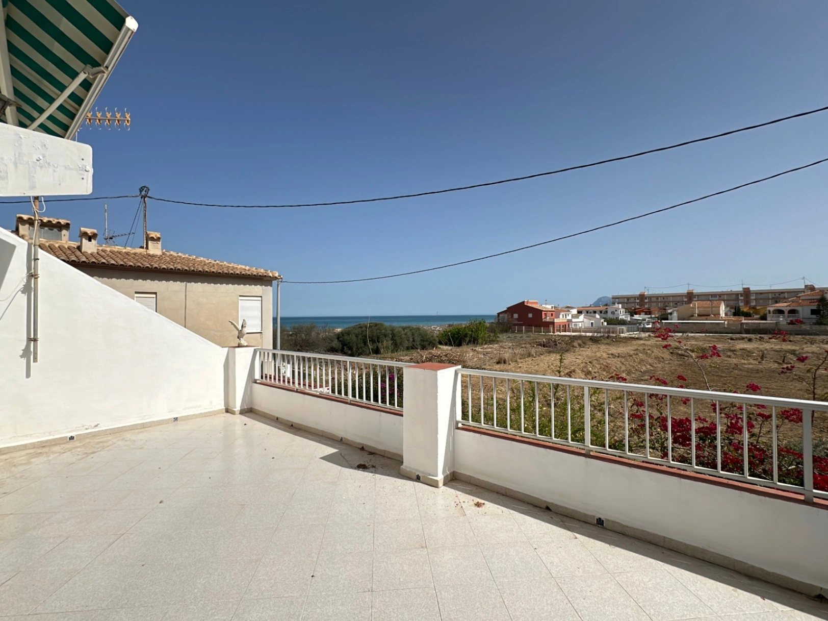 Adosado XXL con vistas al mar y cocina de verano, chemenea a 50m de la playa de arena fina Deveses (Denia)