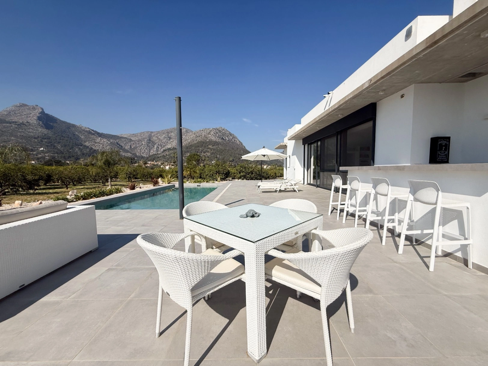 Villa de lujo contemporánea con privacidad absoluta y vistas al valle en un entorno natural excepcional