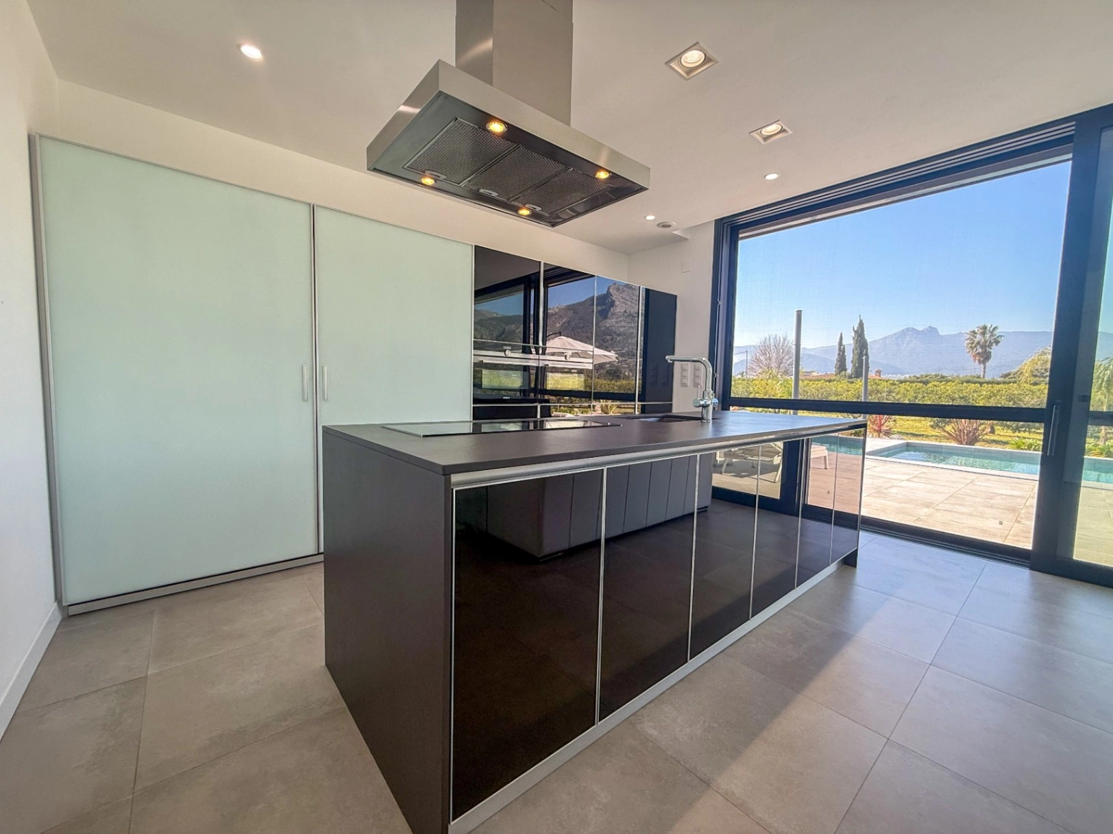 Villa de lujo contemporánea con privacidad absoluta y vistas al valle en un entorno natural excepcional