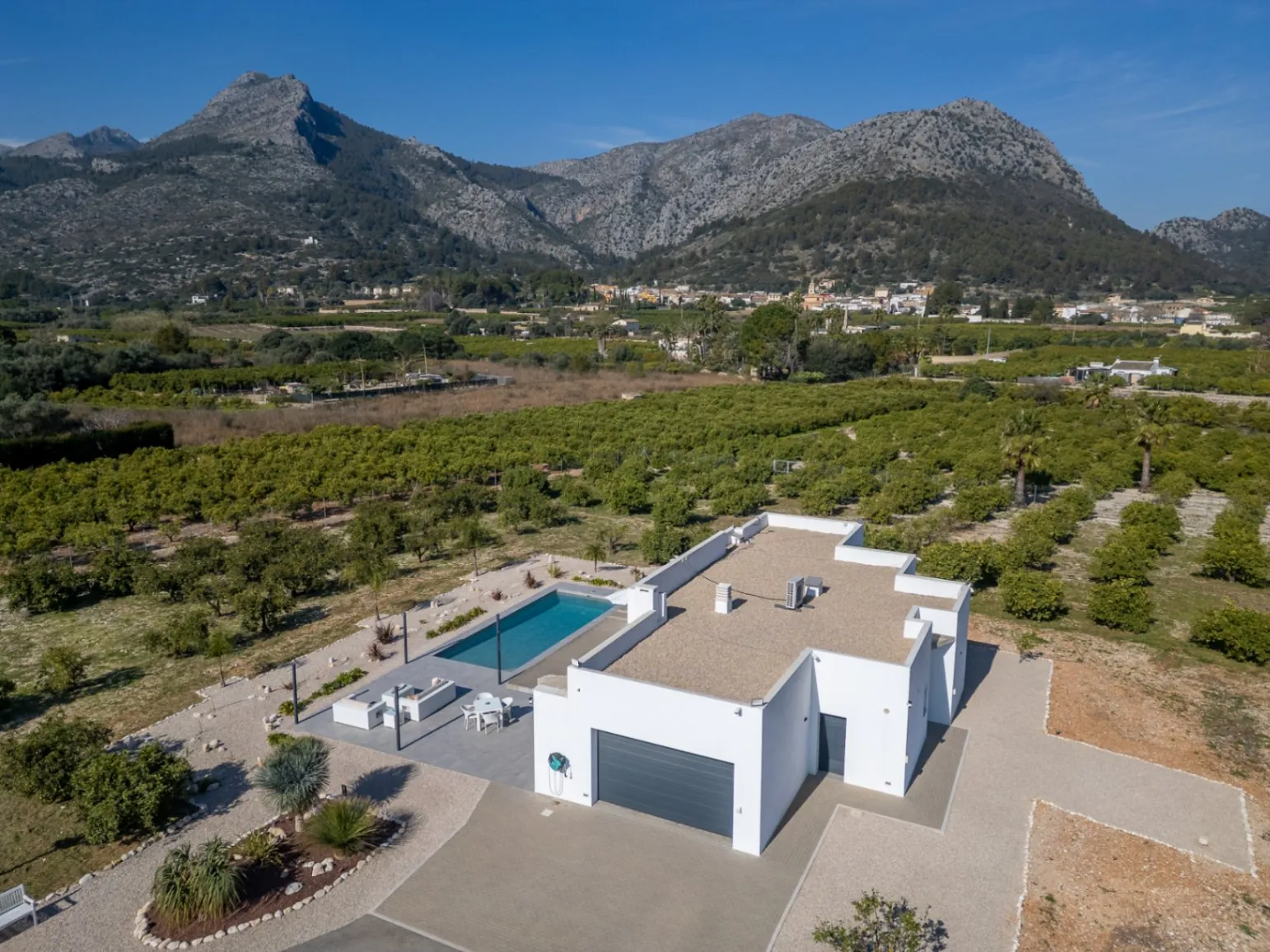 Villa de lujo contemporánea con privacidad absoluta y vistas al valle en un entorno natural excepcional