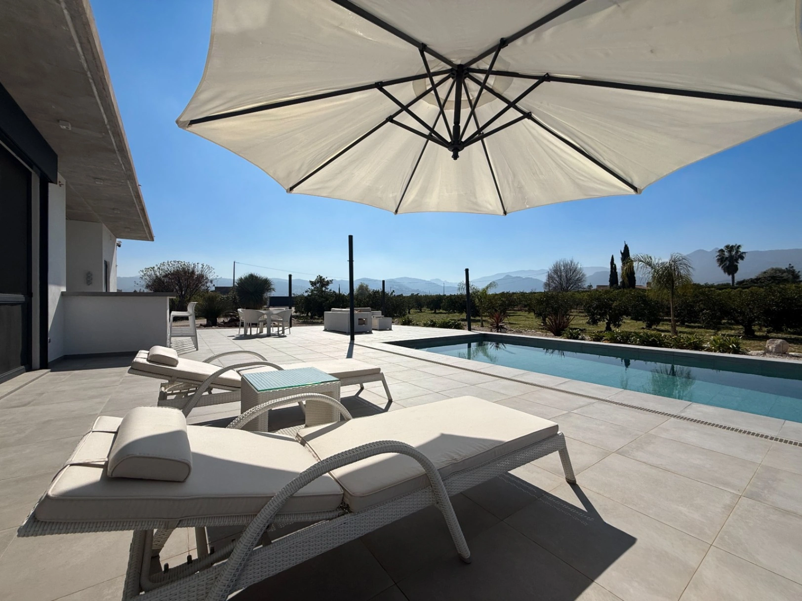 Villa de lujo contemporánea con privacidad absoluta y vistas al valle en un entorno natural excepcional