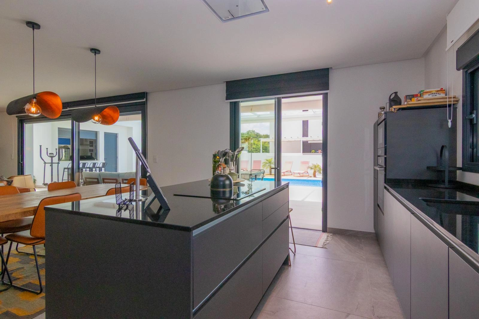 Villa moderna con vistas al mar y montaña en Denia