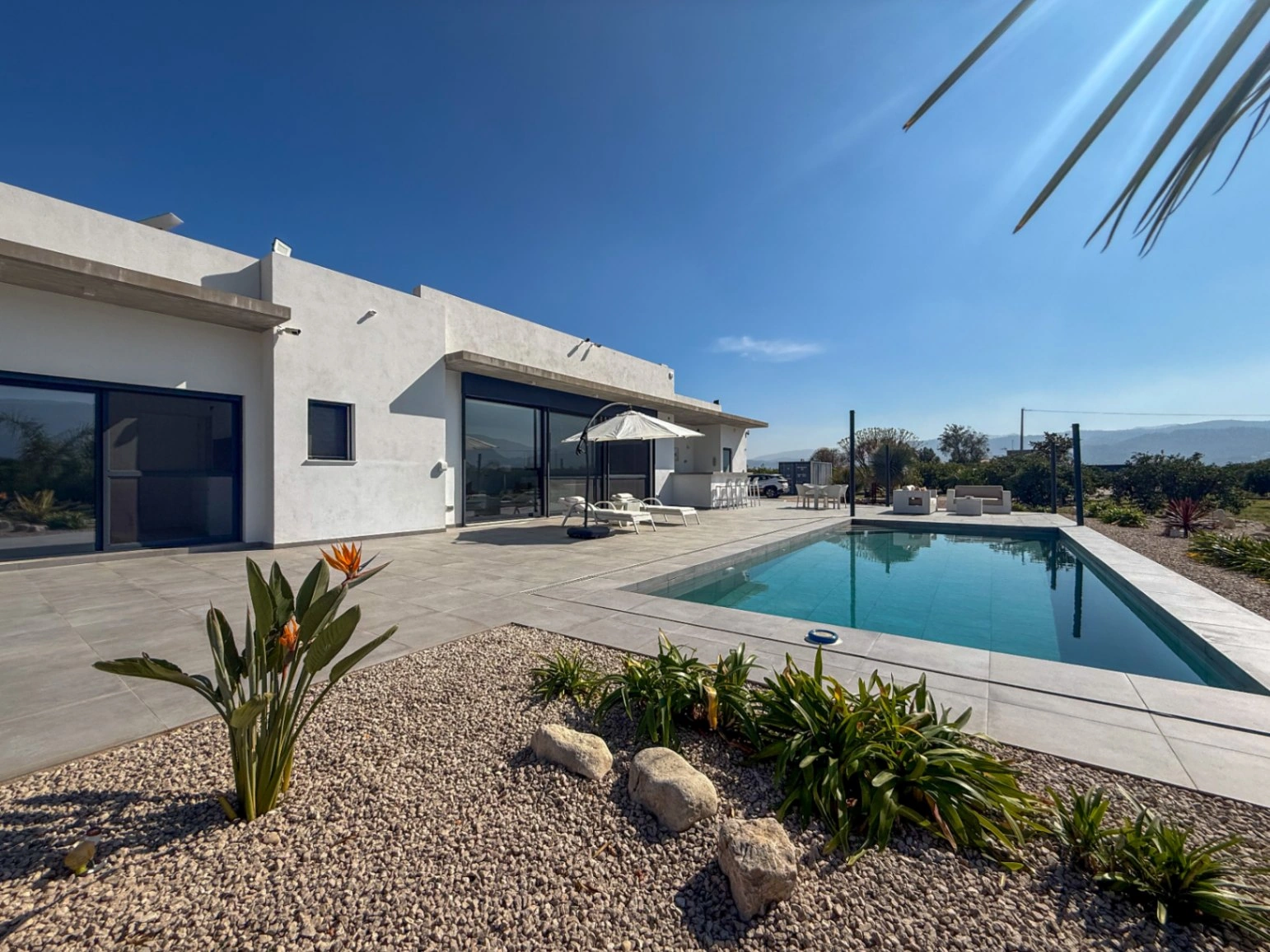 Villa de lujo contemporánea con privacidad absoluta y vistas al valle en un entorno natural excepcional