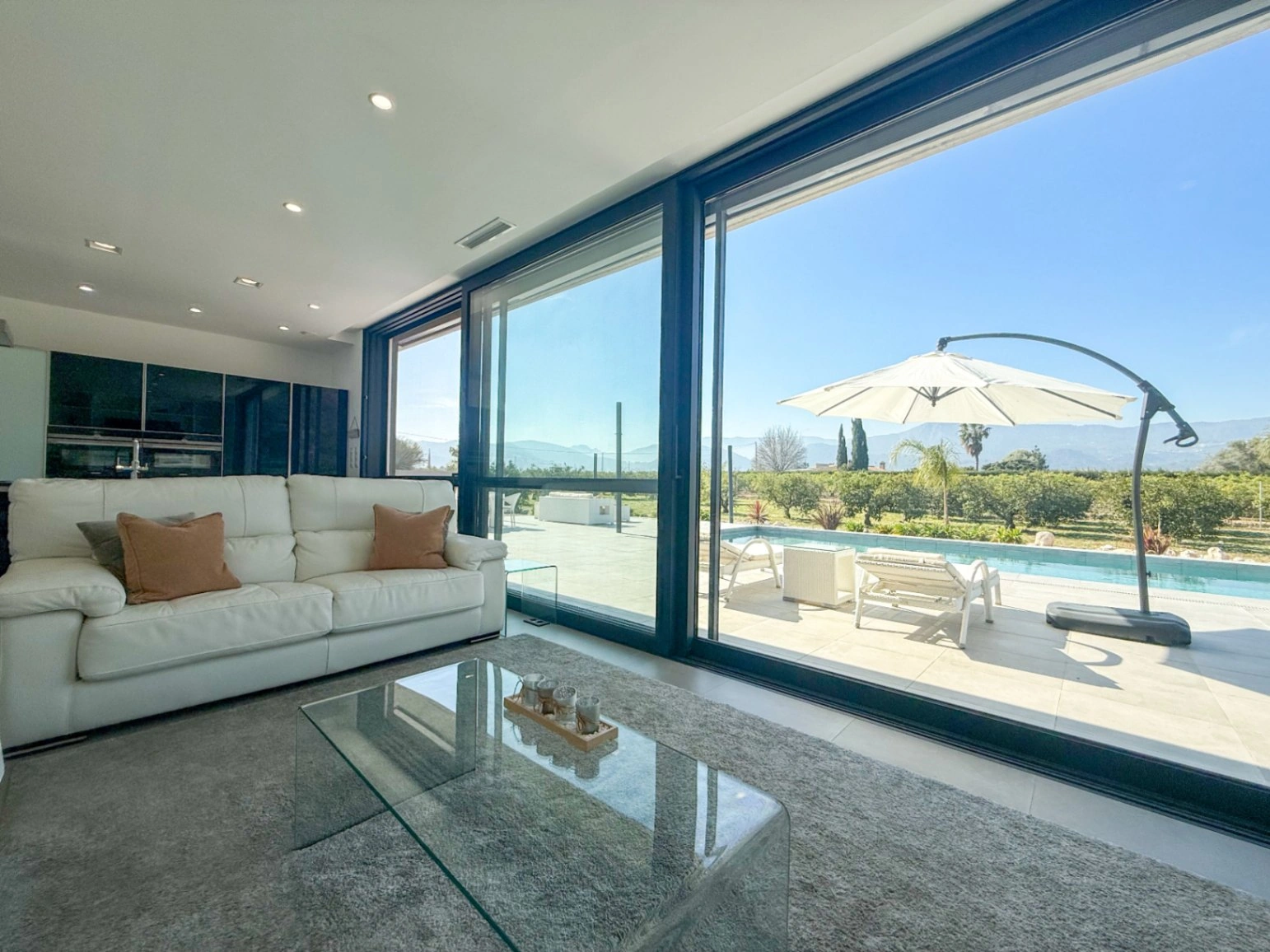 Villa de lujo contemporánea con privacidad absoluta y vistas al valle en un entorno natural excepcional