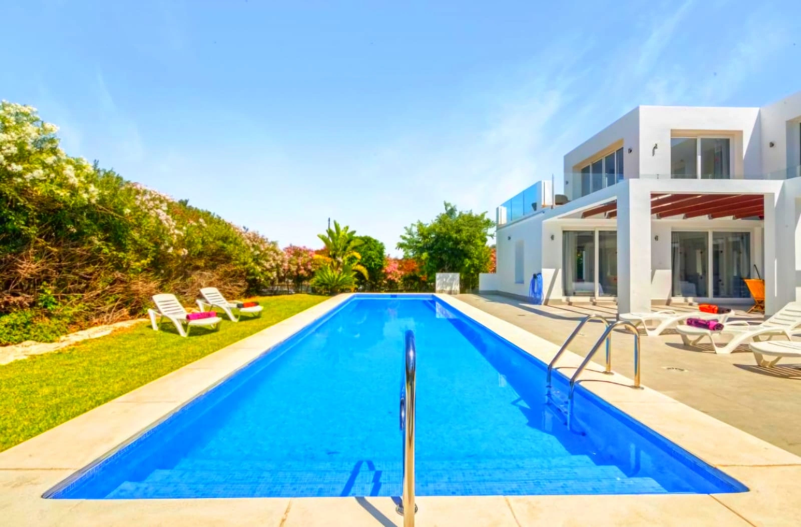 Villa Río Mundo - Amueblada con lujo y licencia turística en ubicación privilegiada