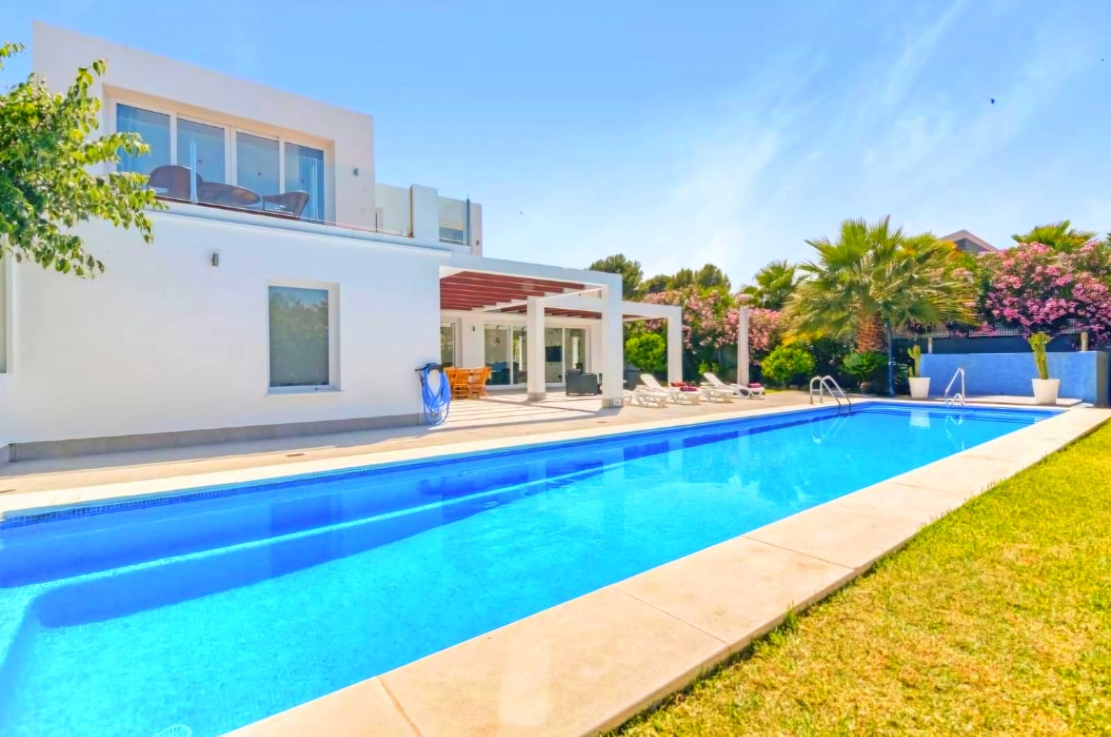 Villa Río Mundo - Amueblada con lujo y licencia turística en ubicación privilegiada