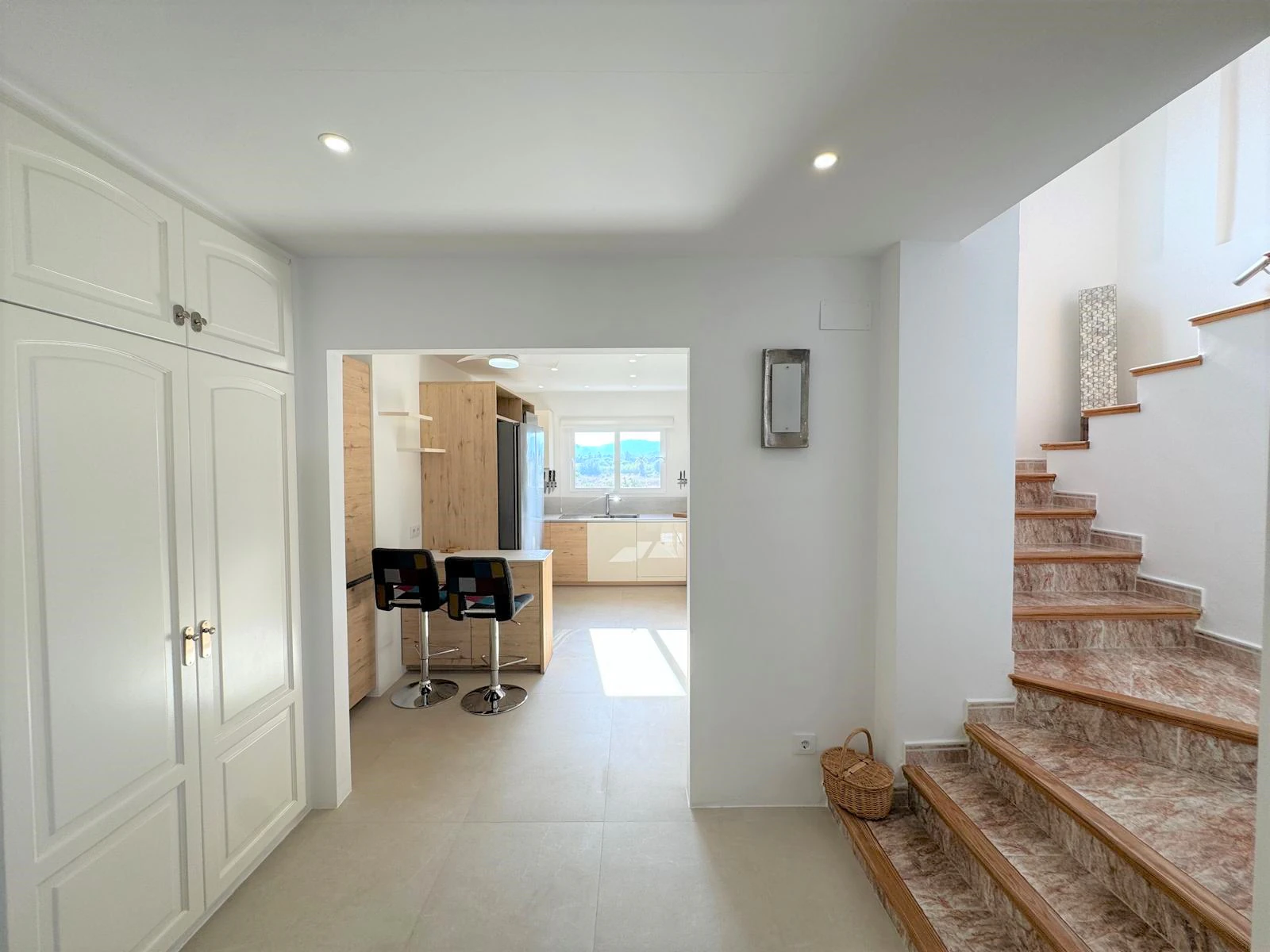 Exclusivo ático dúplex renovado en 2024 en Las Brisas, a 300 m del mar