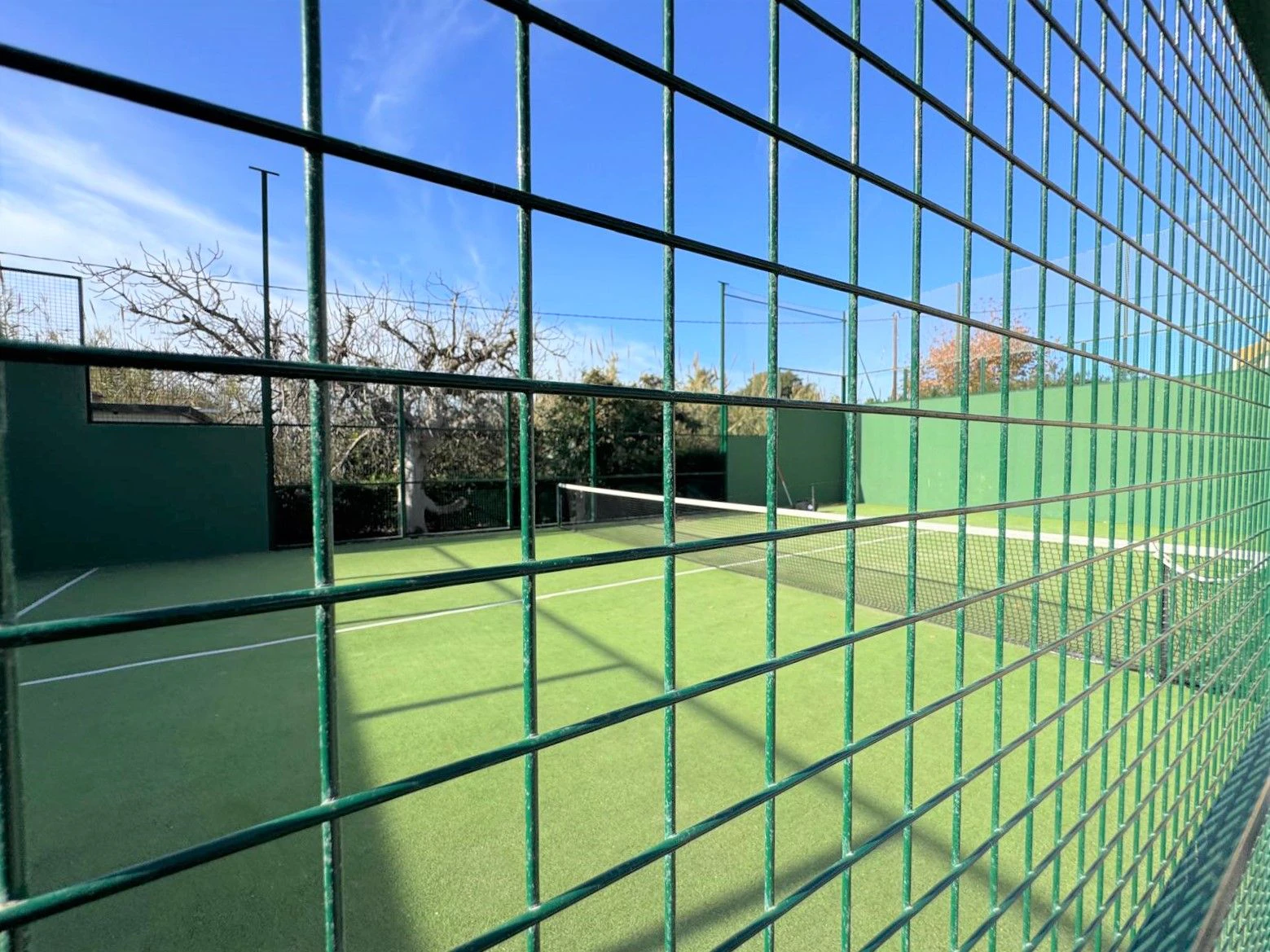 Exclusivo ático dúplex renovado en 2024 en Las Brisas, a 300 m del mar