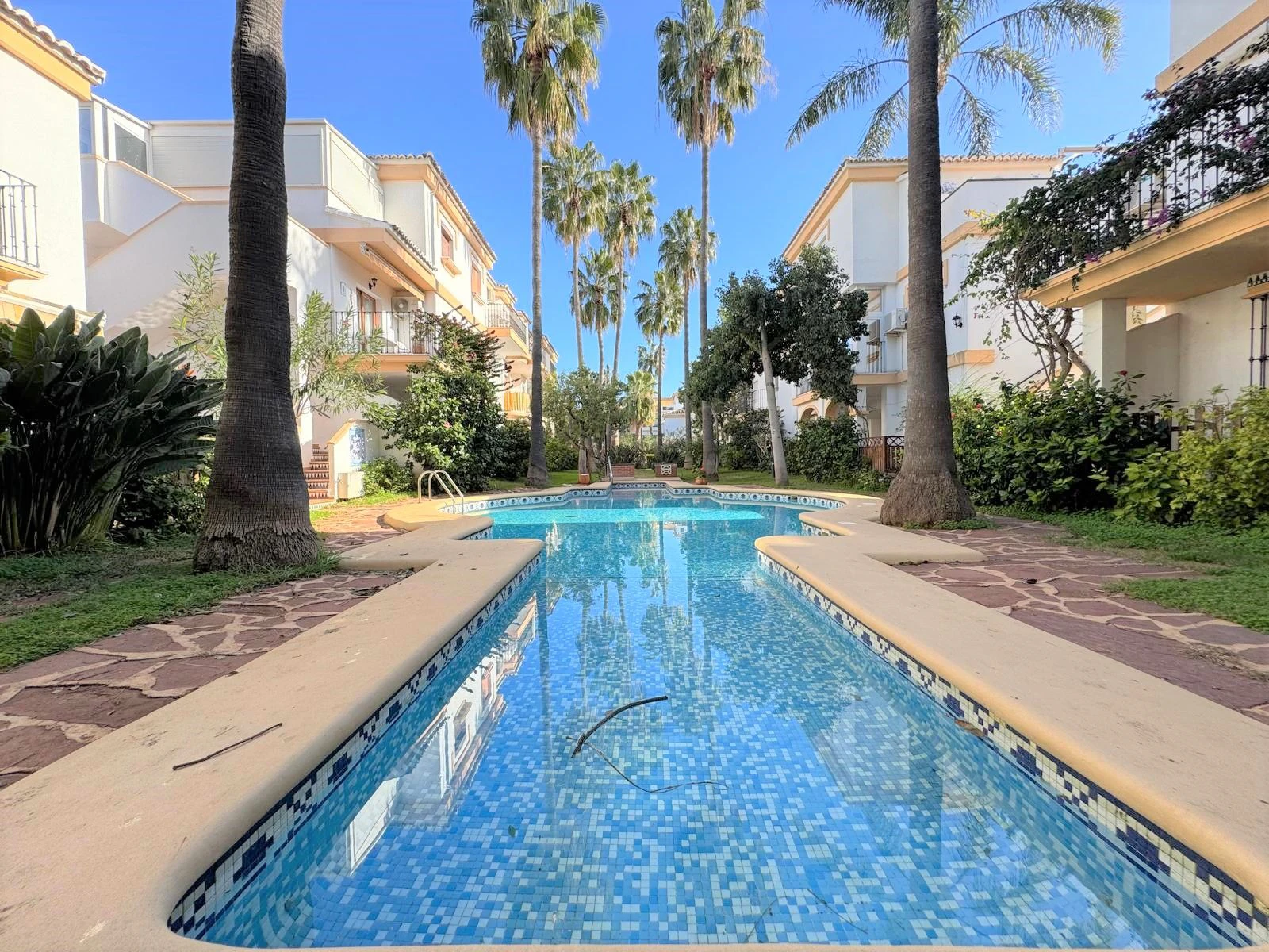 Exclusivo ático dúplex renovado en 2024 en Las Brisas, a 300 m del mar