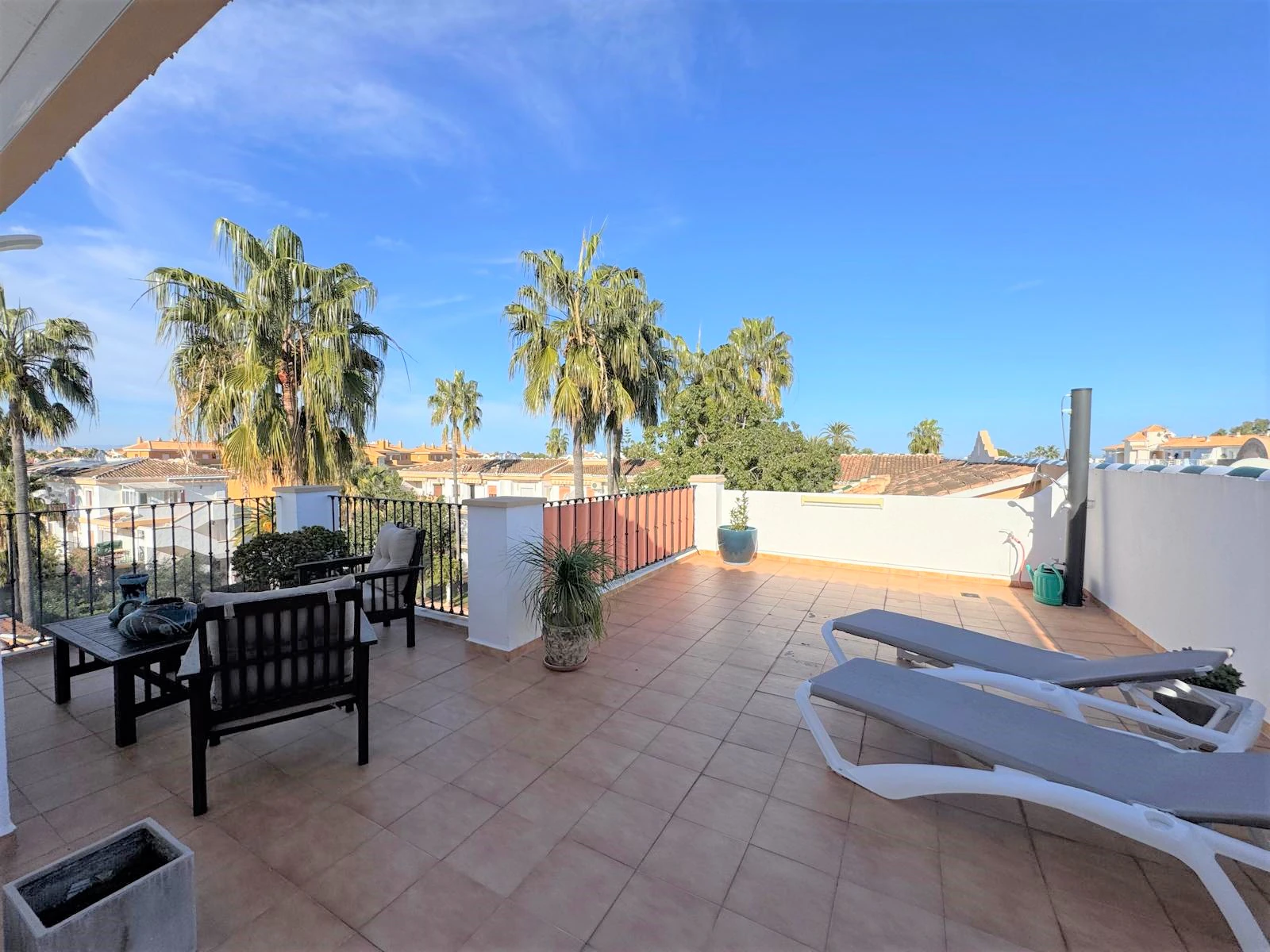 Exclusivo ático dúplex renovado en 2024 en Las Brisas, a 300 m del mar