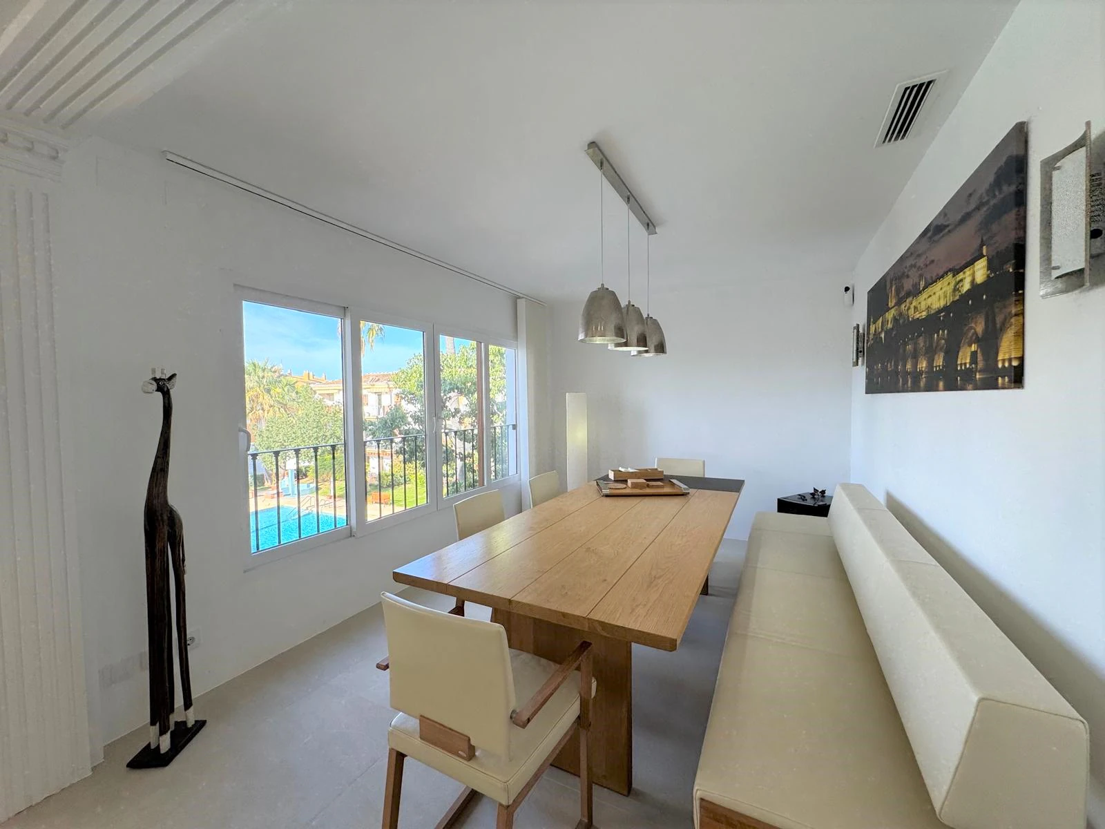 Exclusivo ático dúplex renovado en 2024 en Las Brisas, a 300 m del mar