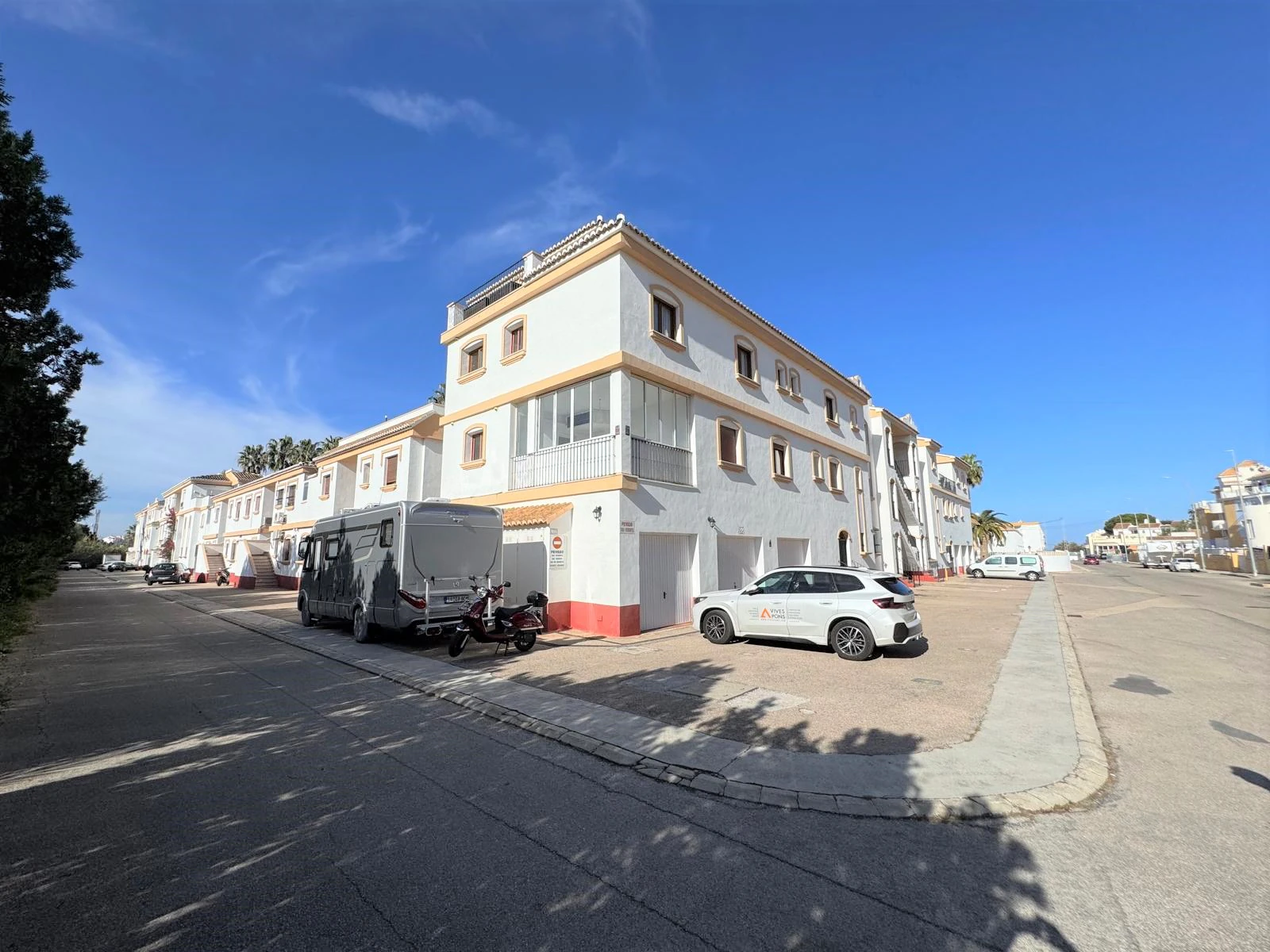 Exclusivo ático dúplex renovado en 2024 en Las Brisas, a 300 m del mar