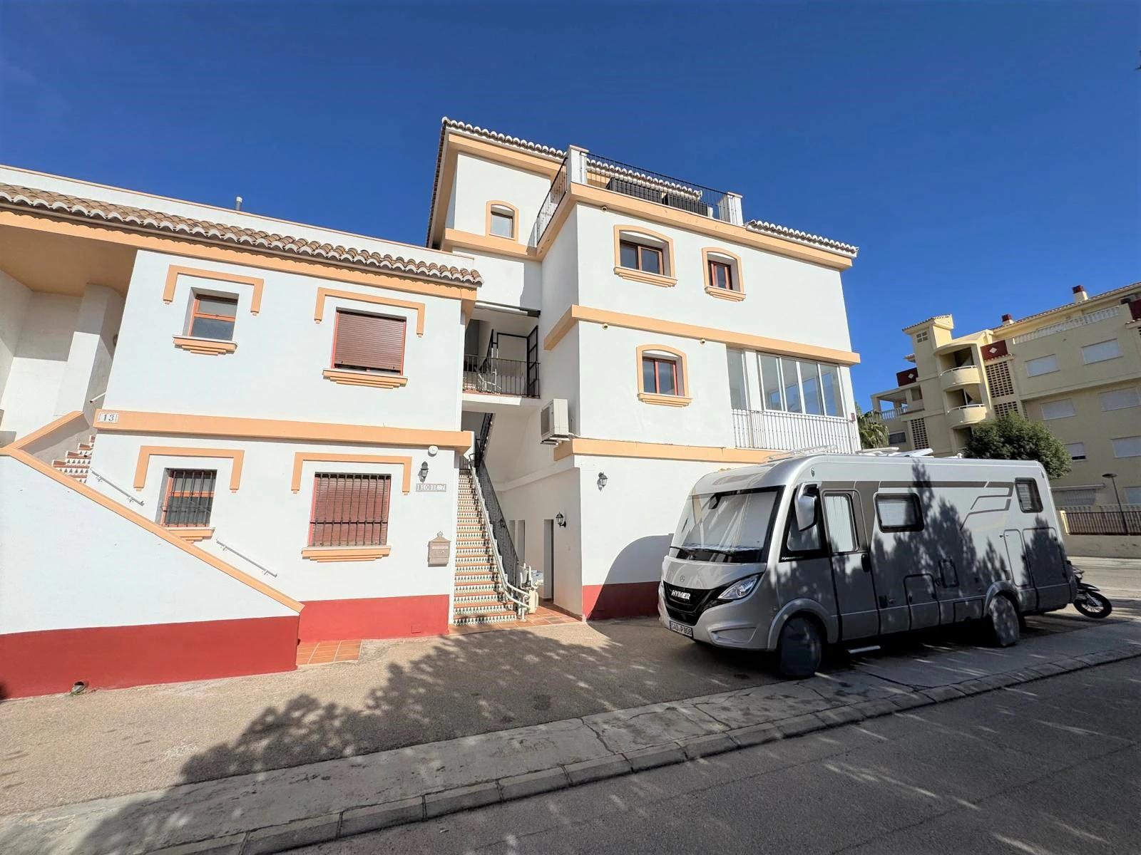 Exclusivo ático dúplex renovado en 2024 en Las Brisas, a 300 m del mar