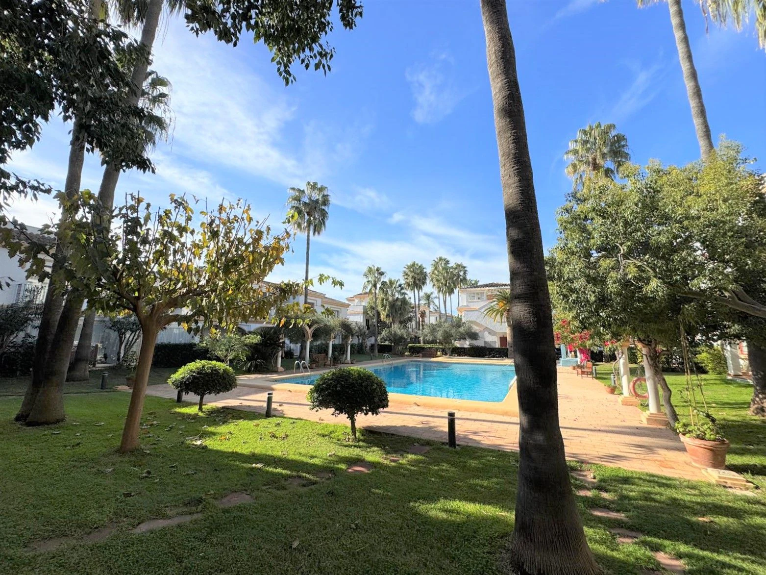 Exclusivo ático dúplex renovado en 2024 en Las Brisas, a 300 m del mar
