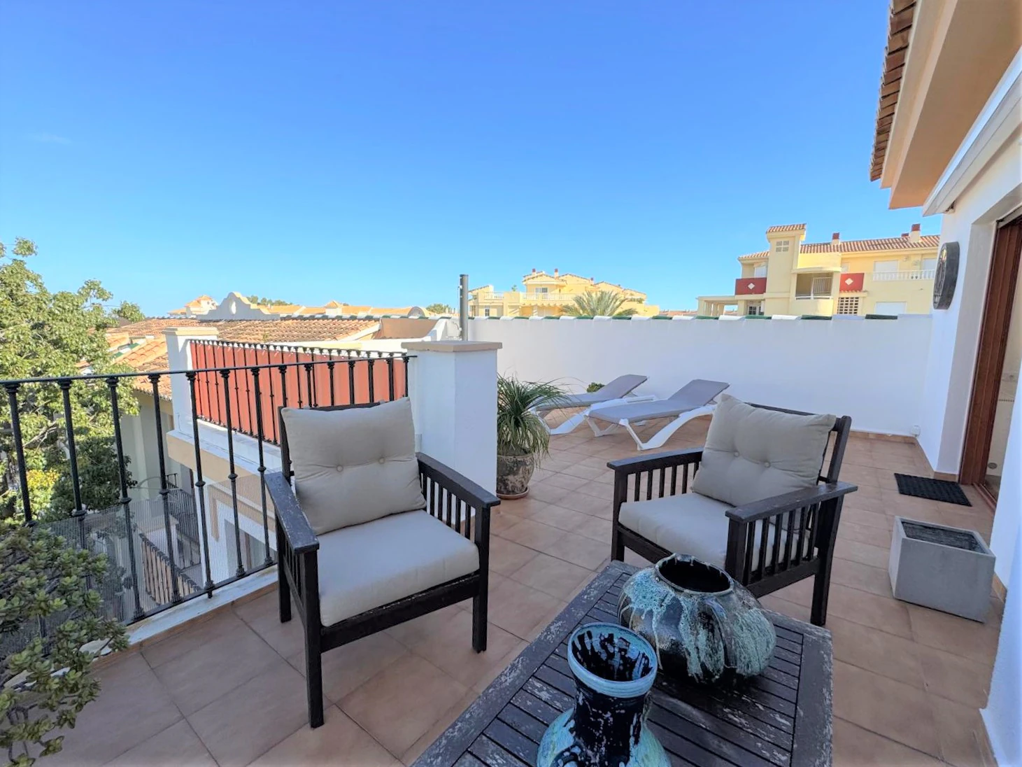 Exclusivo ático dúplex renovado en 2024 en Las Brisas, a 300 m del mar