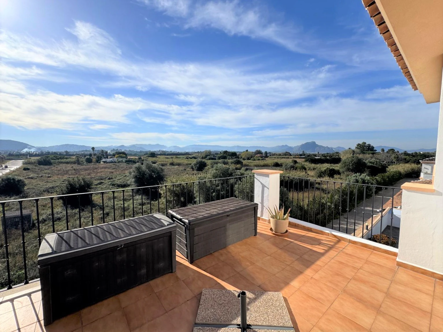 Exclusivo ático dúplex renovado en 2024 en Las Brisas, a 300 m del mar