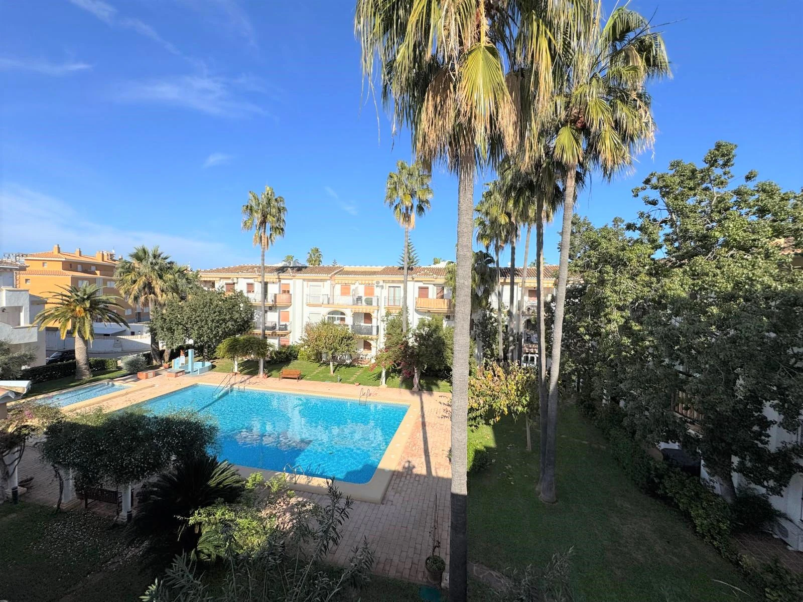 Exclusivo ático dúplex renovado en 2024 en Las Brisas, a 300 m del mar