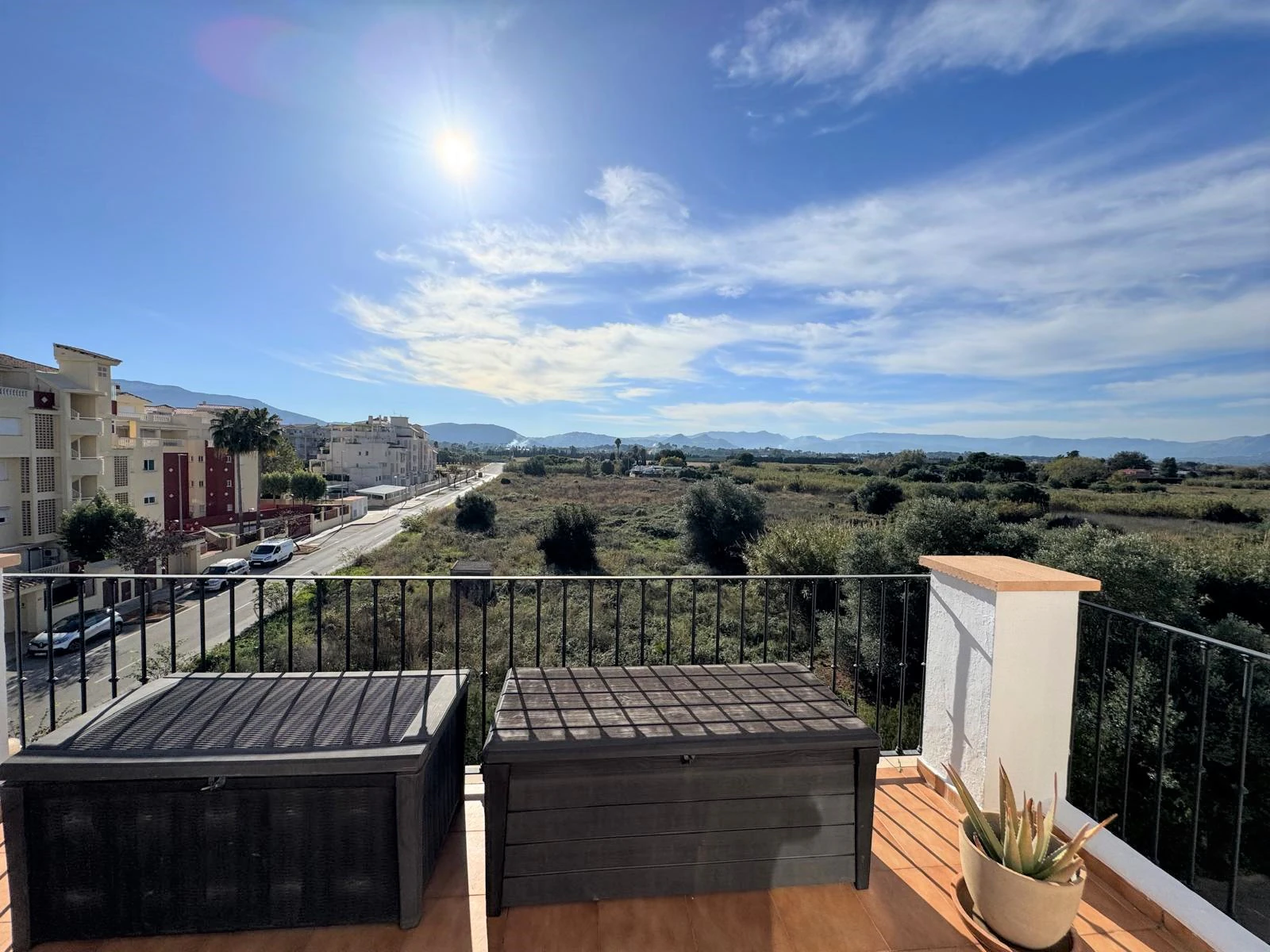 Exclusivo ático dúplex renovado en 2024 en Las Brisas, a 300 m del mar