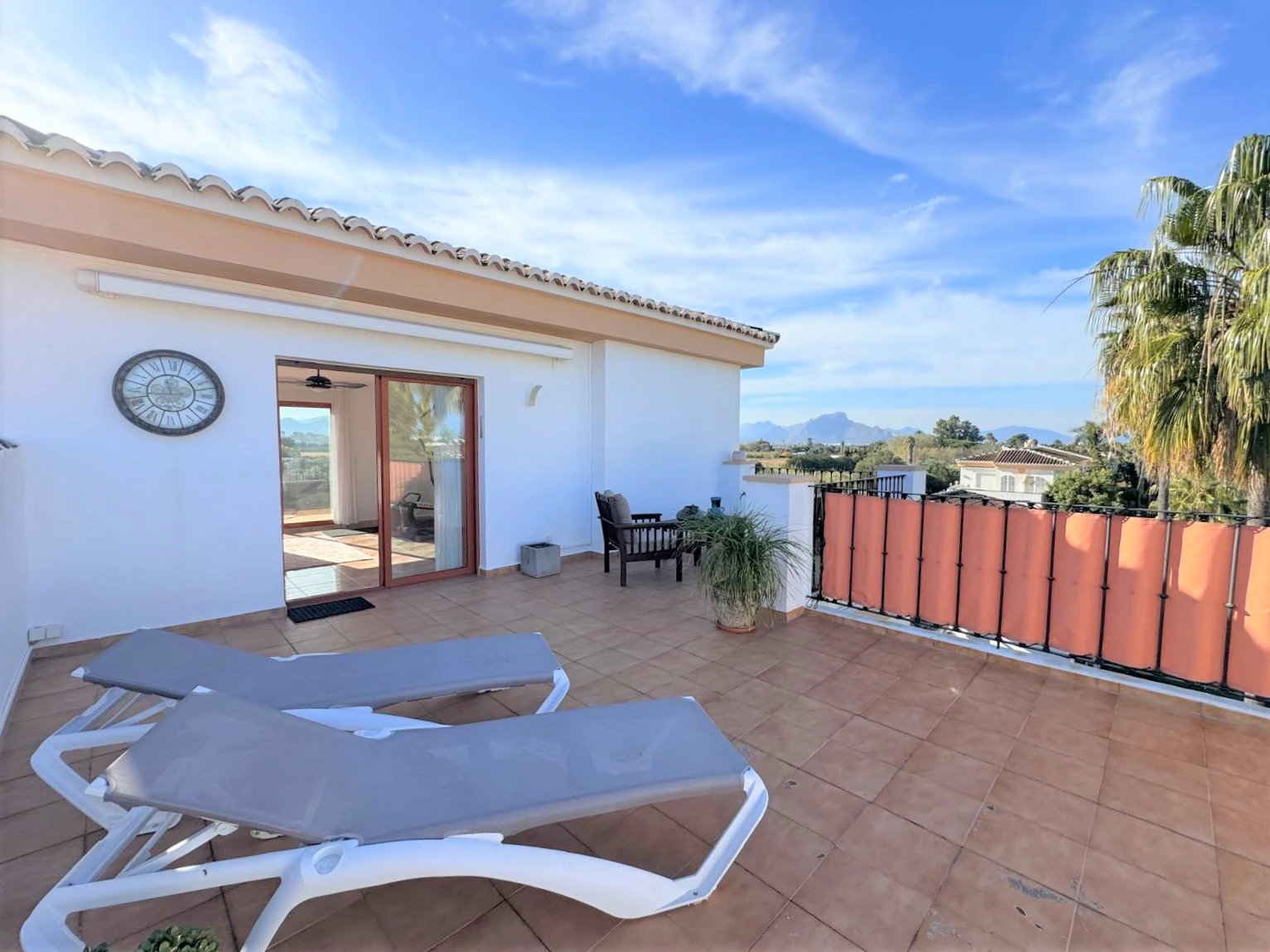 Exclusivo ático dúplex renovado en 2024 en Las Brisas, a 300 m del mar
