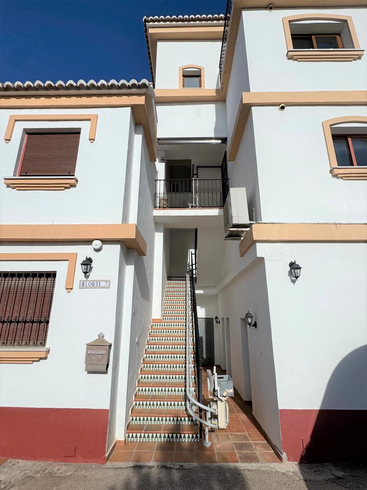 Exclusivo ático dúplex renovado en 2024 en Las Brisas, a 300 m del mar