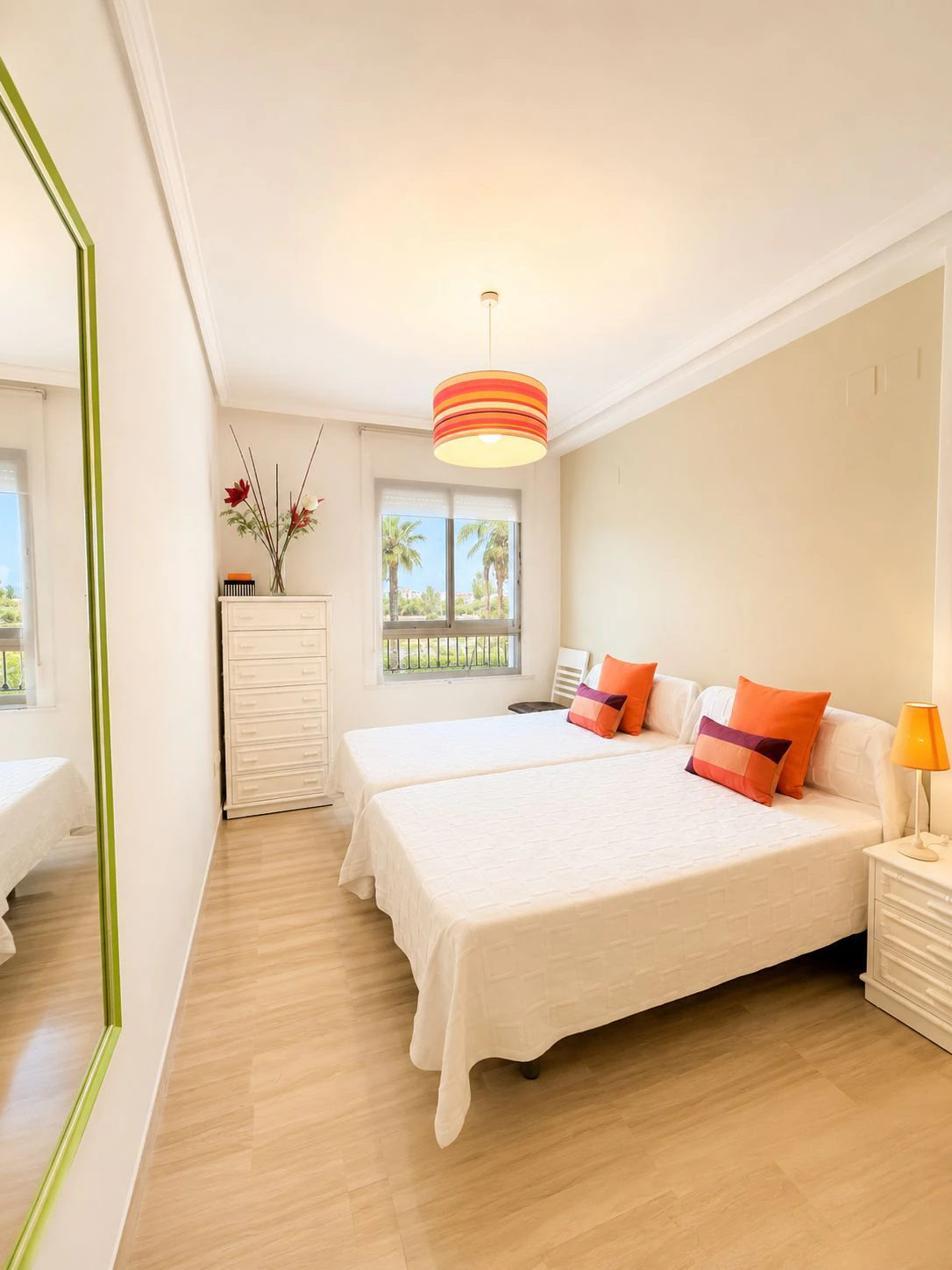 Apartamento impecable con terraza, parking y excelente ubicación a 400 m de la playa en Dénia