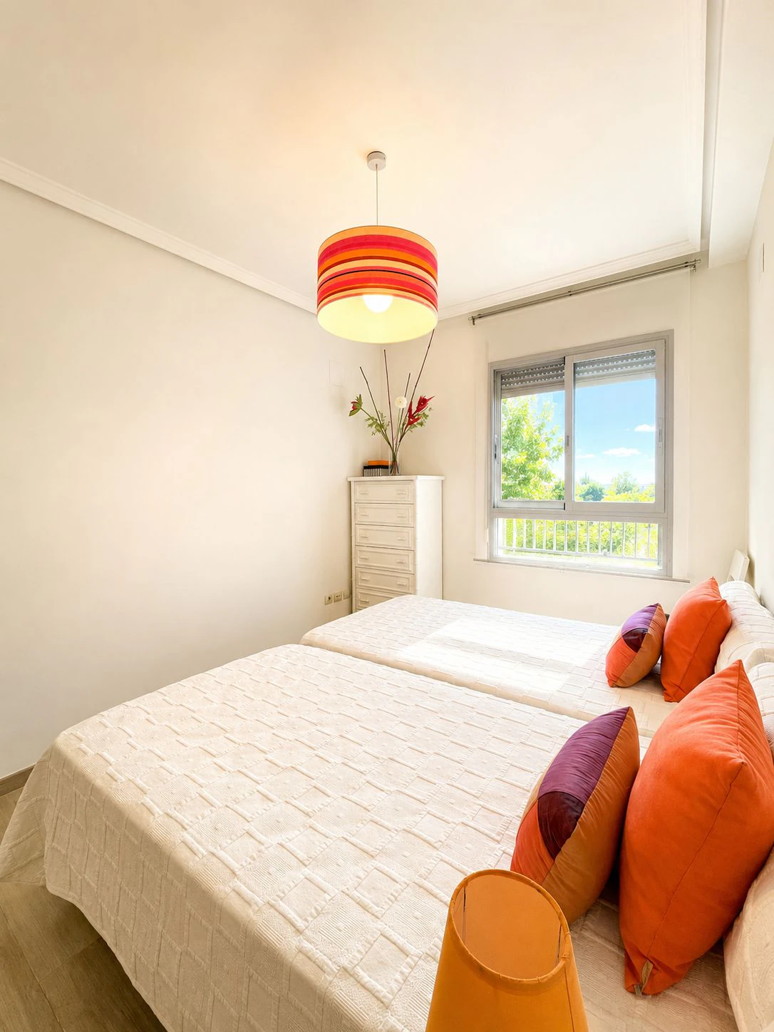 Apartamento impecable con terraza, parking y excelente ubicación a 400 m de la playa en Dénia