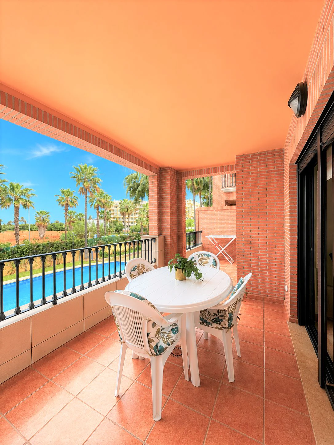 Apartamento impecable con terraza, parking y excelente ubicación a 400 m de la playa en Dénia