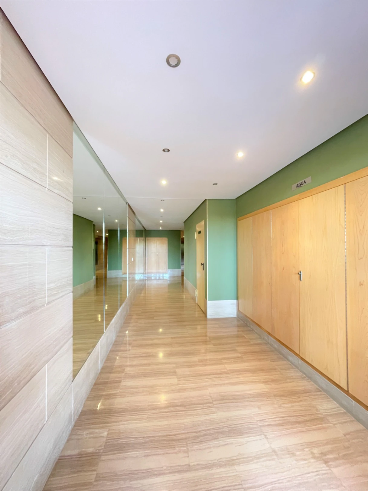 Apartamento impecable con terraza, parking y excelente ubicación a 400 m de la playa en Dénia