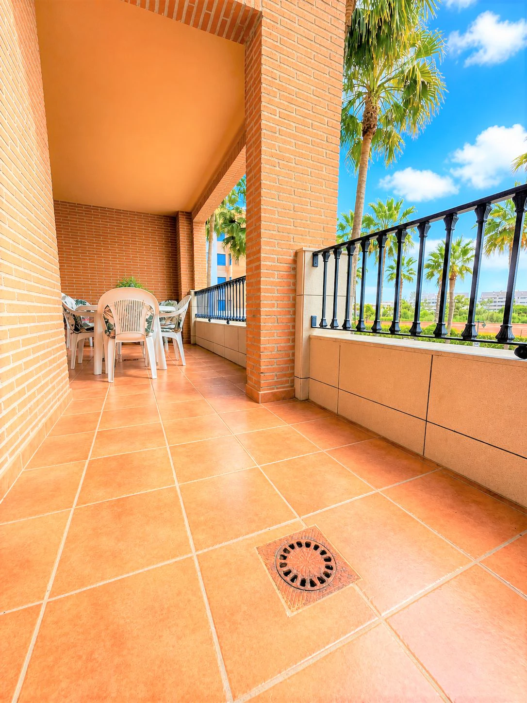 Apartamento impecable con terraza, parking y excelente ubicación a 400 m de la playa en Dénia