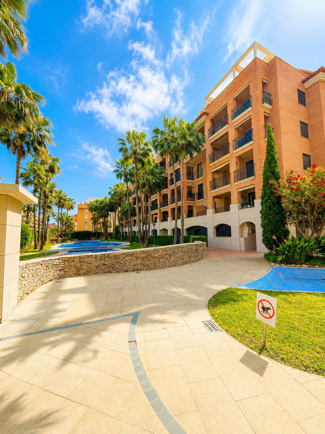Apartamento impecable con terraza, parking y excelente ubicación a 400 m de la playa en Dénia