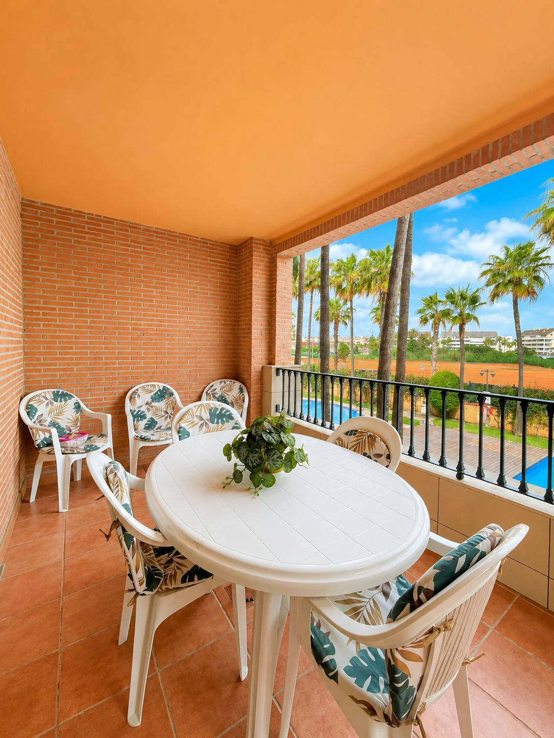 Apartamento impecable con terraza, parking y excelente ubicación a 400 m de la playa en Dénia