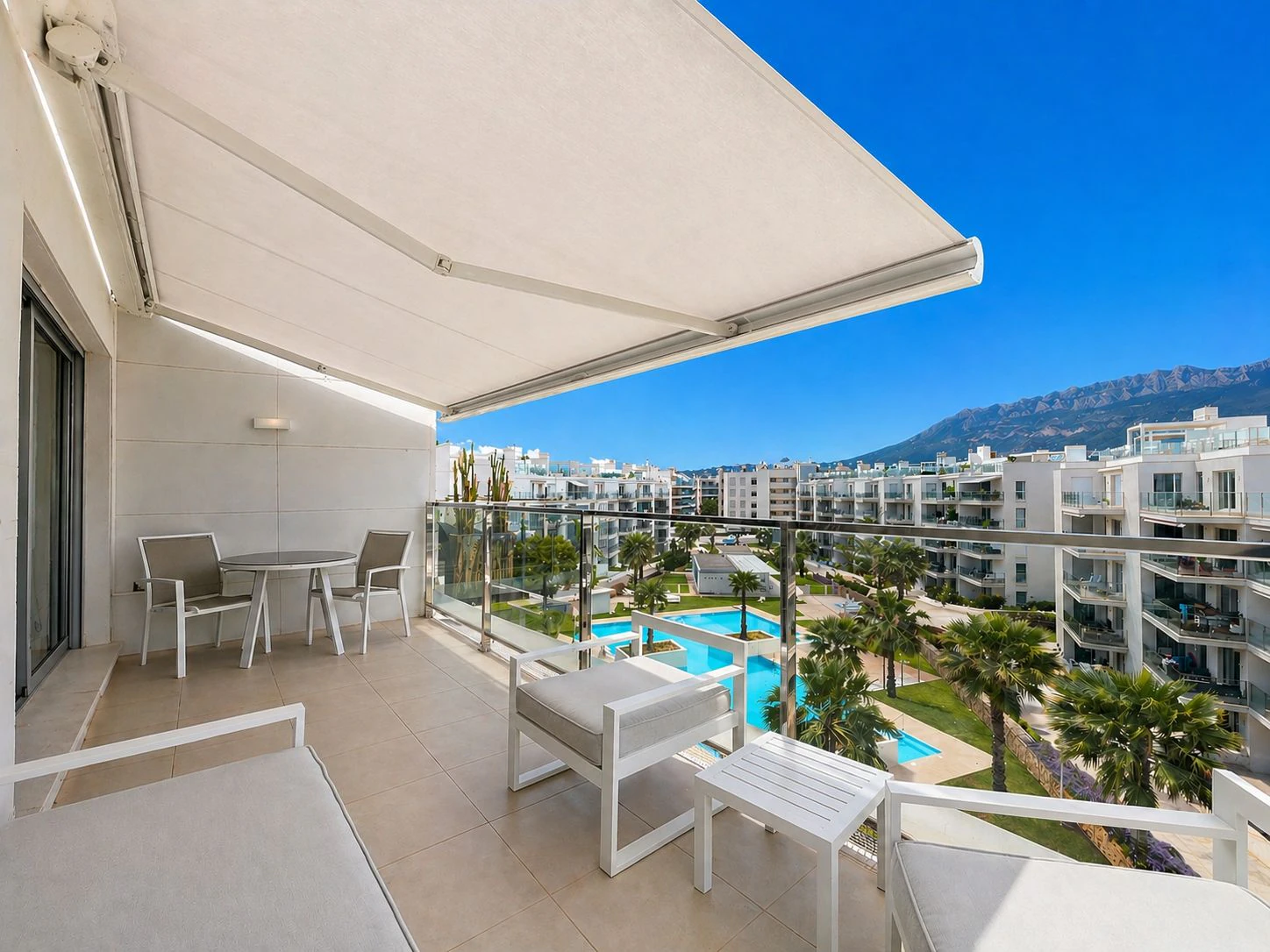 Ático de 4 dormitorios con terraza, solárium y vistas al mar en Marina Real II