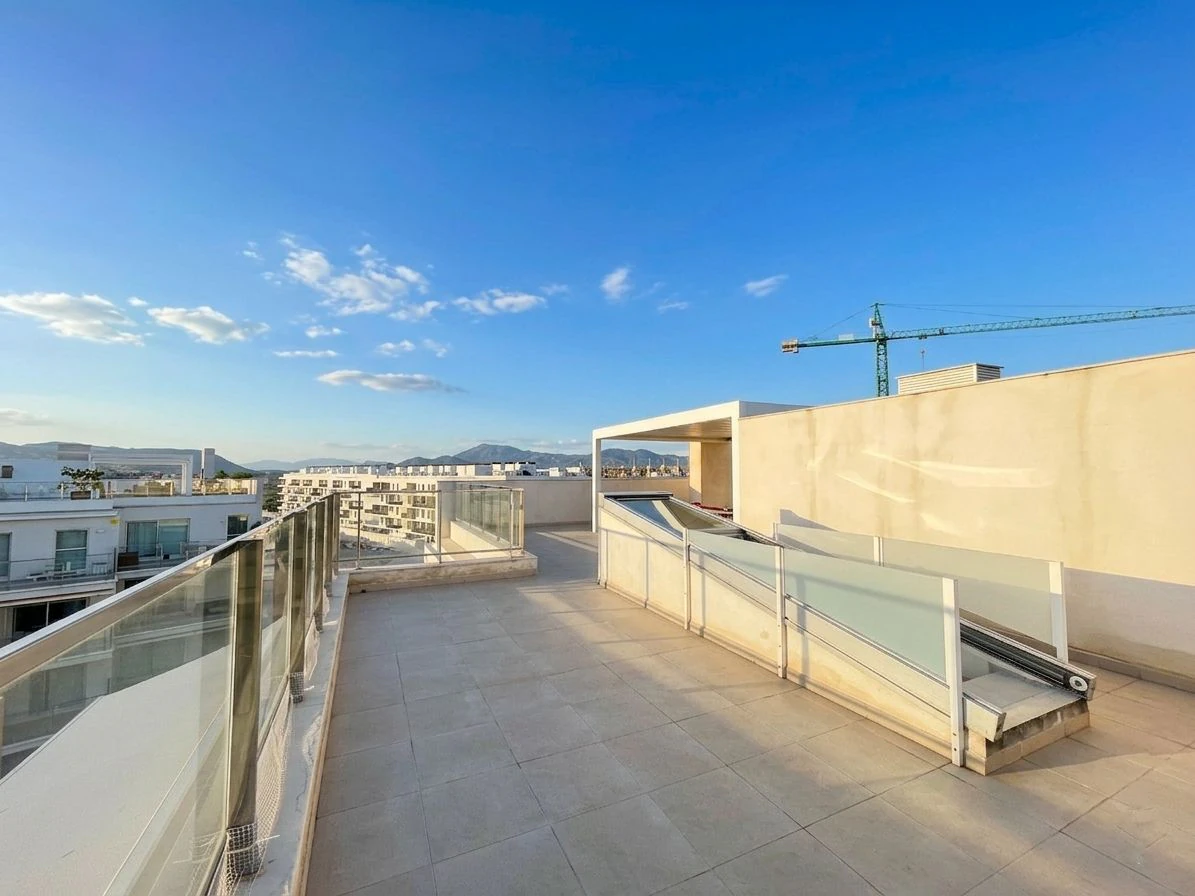 Ático de 4 dormitorios con terraza, solárium y vistas al mar en Marina Real II