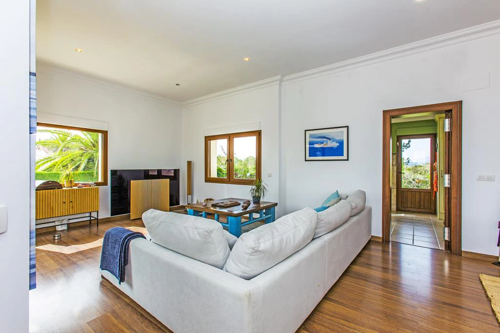 Villa con vistas al mar y acceso al parque natural del Montgó