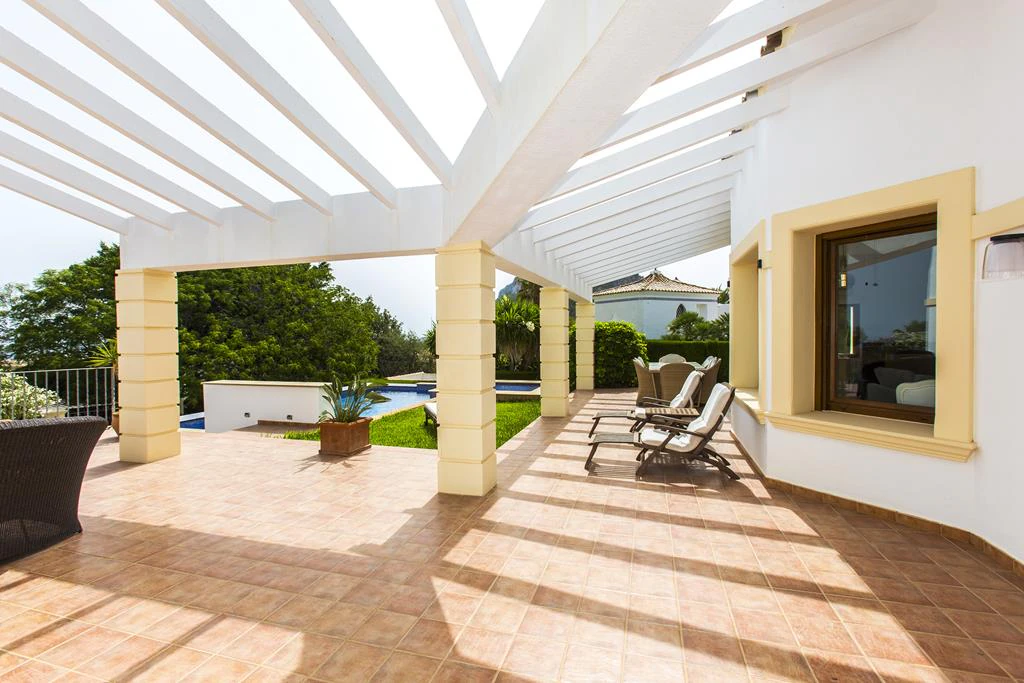 Villa con vistas al mar y acceso al parque natural del Montgó