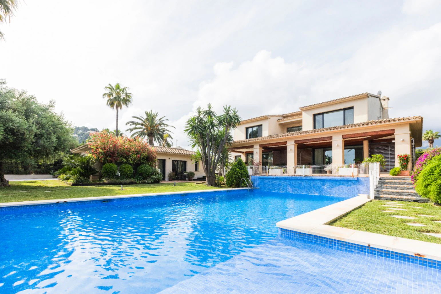 Villa exclusiva de estilo mediterráneo en primera línea en la Marineta Cassiana, Dénia