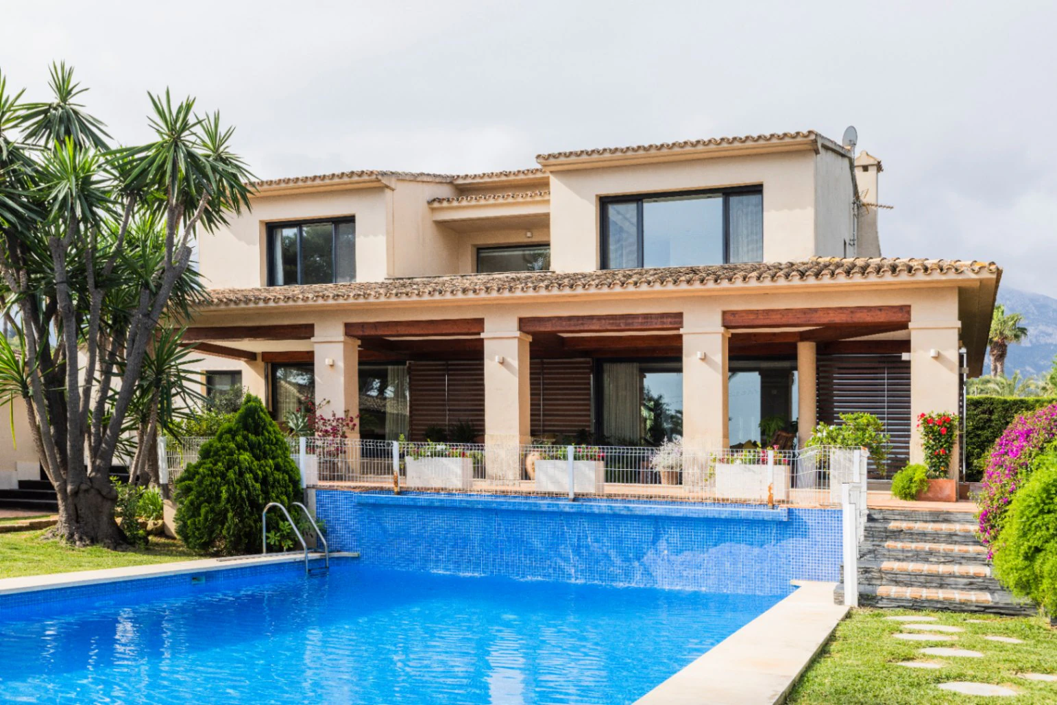 Villa exclusiva de estilo mediterráneo en primera línea en la Marineta Cassiana, Dénia