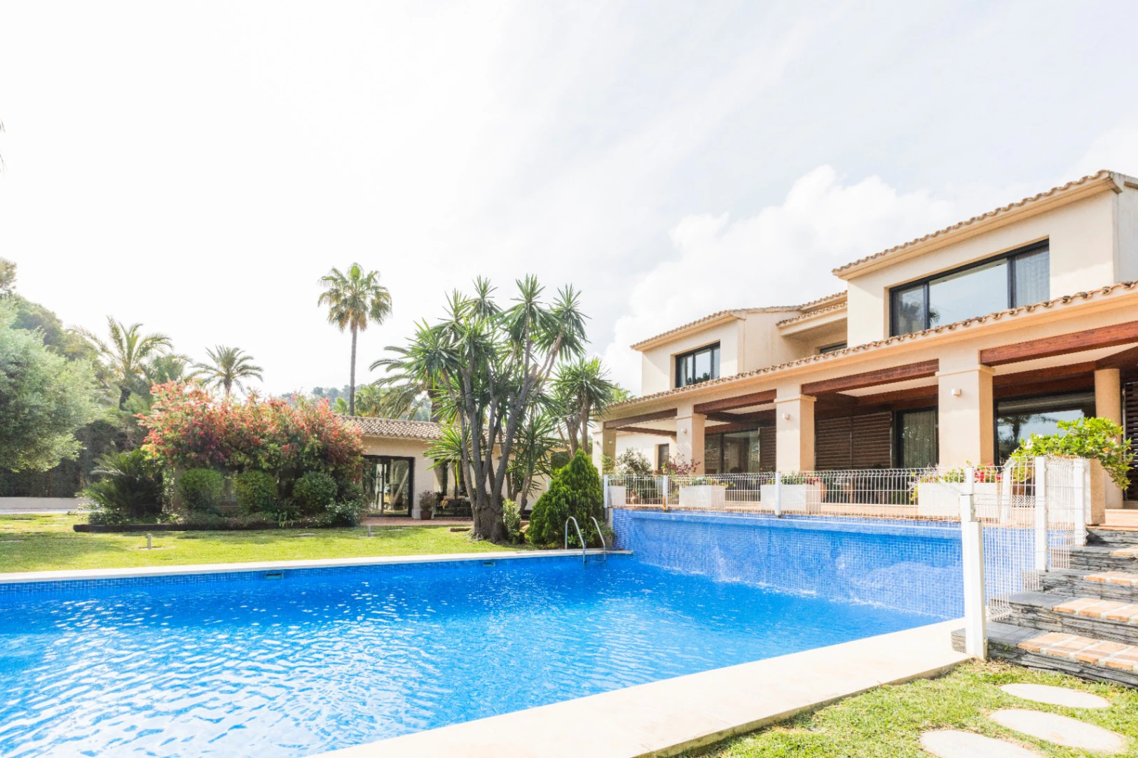 Villa exclusiva de estilo mediterráneo en primera línea en la Marineta Cassiana, Dénia
