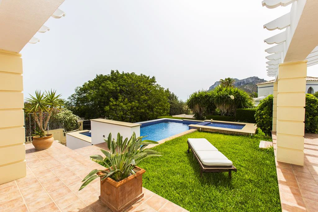 Villa con vistas al mar y acceso al parque natural del Montgó