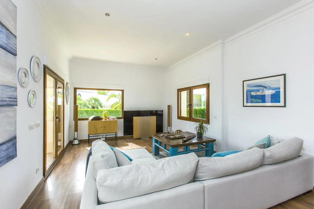 Villa con vistas al mar y acceso al parque natural del Montgó