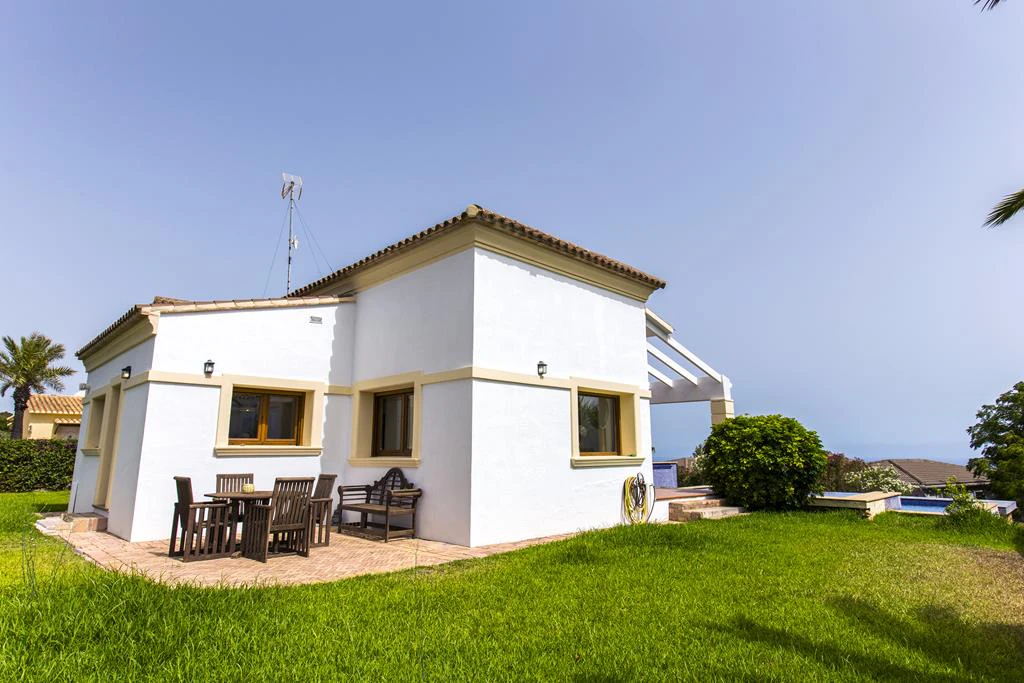 Villa con vistas al mar y acceso al parque natural del Montgó