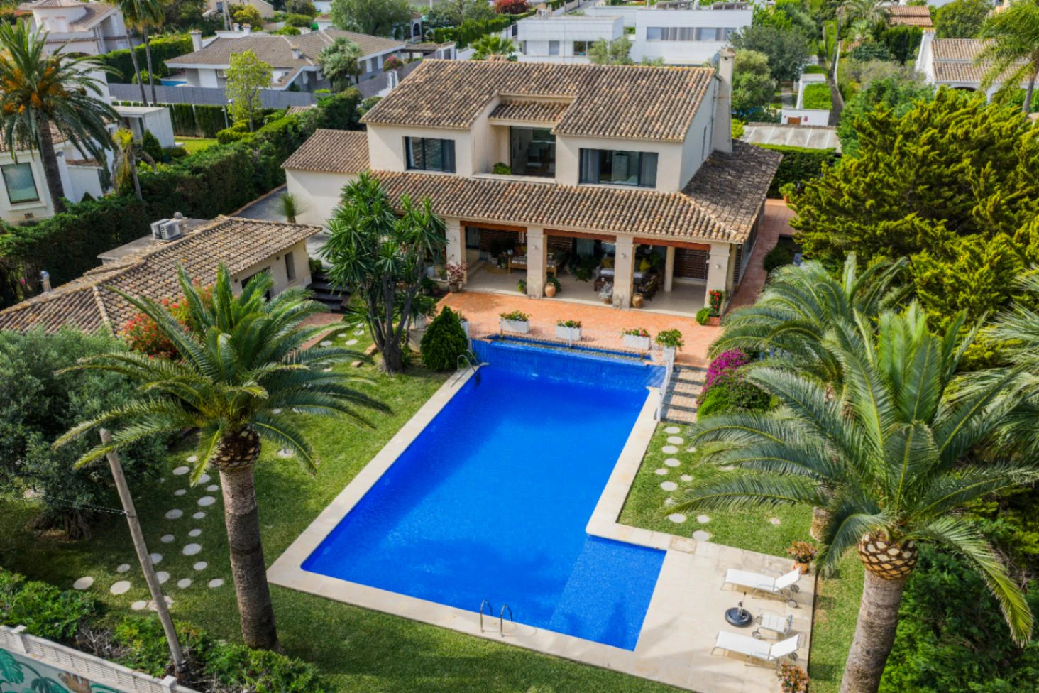 Villa exclusiva de estilo mediterráneo en primera línea en la Marineta Cassiana, Dénia