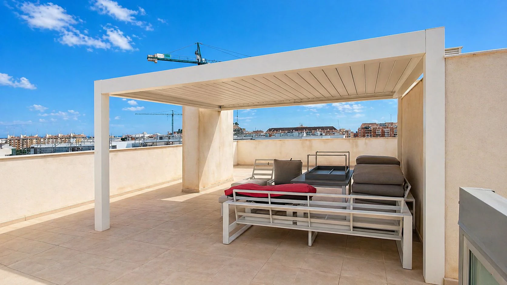 Ático de 4 dormitorios con terraza, solárium y vistas al mar en Marina Real II