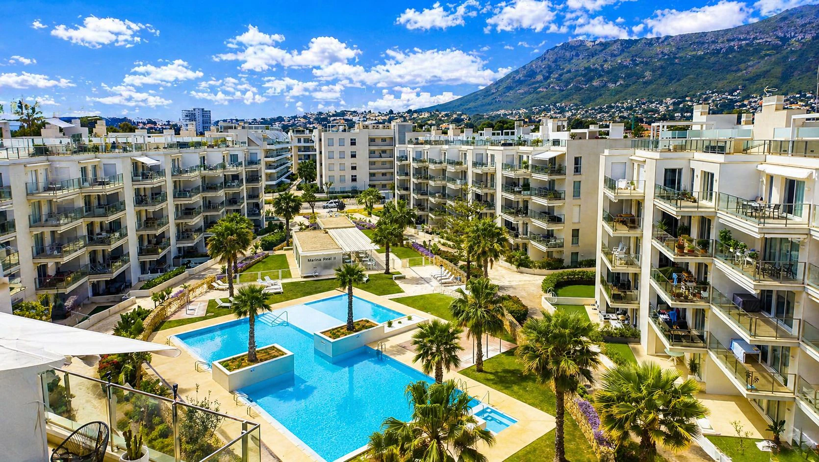 Ático de 4 dormitorios con terraza, solárium y vistas al mar en Marina Real II