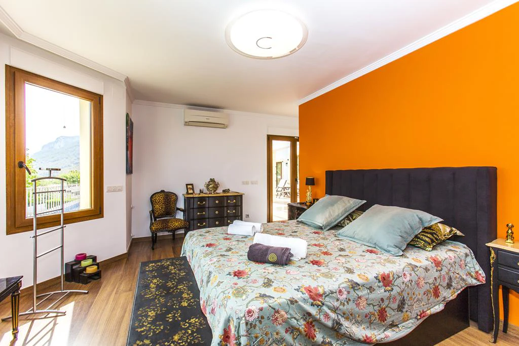Villa con vistas al mar y acceso al parque natural del Montgó